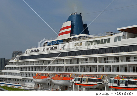 横浜港、大桟橋に停泊中の豪華客船 横浜港、大桟橋に停泊中の豪華客船 71033837