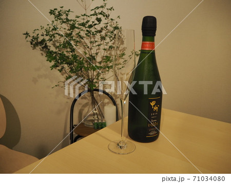 スパークリングワインとシャンパングラス、ドウダンツツジ スパークリングワインとシャンパングラス、ドウダンツツジ 71034080