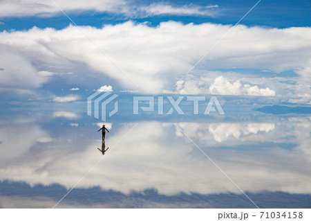 ウユニ塩湖と積乱雲 71034158