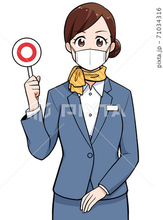 丸の札を持っているマスクの女性 丸の札を持っているマスクの女性 71034316