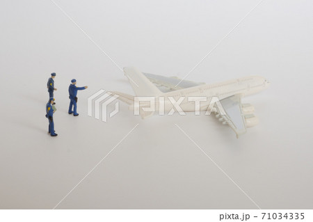 超大型機を監視する警察官のミニチュア 超大型機を監視する警察官のミニチュア 71034335