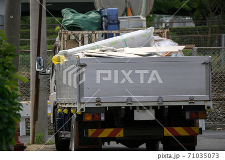 建築資材を積んだ平ボディトラック 71035073