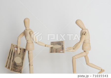 マージンを取る悪徳業者と頭を下げて受け取る人の人形 71035543