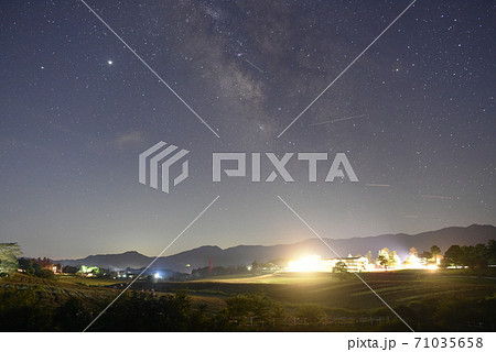 岡山県の夜の蒜山高原 71035658
