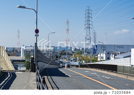運河を渡る橋から海浜工業地帯に伸びる道路 運河を渡る橋から海浜工業地帯に伸びる道路 71035684