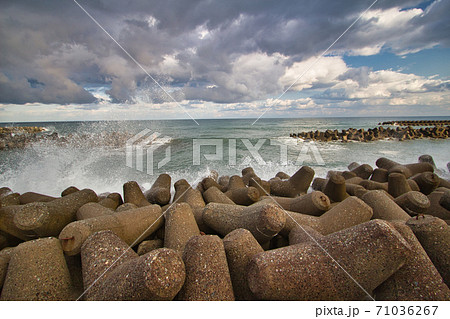 秋の朝　富山県入善町沿岸の様子 71036267