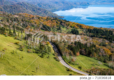 秋の美幌峠から見た屈斜路湖と道路　車なし（北海道・弟子屈町） 71036818