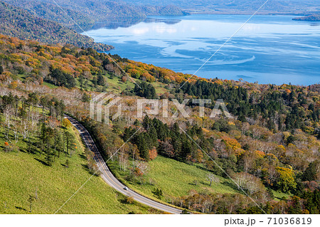 秋の美幌峠から見た屈斜路湖と道路 車あり(北海道・弟子屈町) 秋の美幌峠から見た屈斜路湖と道路 車あり(北海道・弟子屈町) 71036819