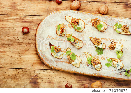Dried pear with blue cheese 71036872