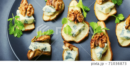 Dried pear with blue cheese 71036873