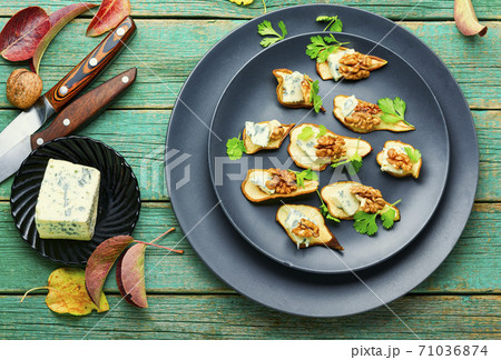 Blue cheese with dried pears and walnuts Blue cheese with dried pears and walnuts 71036874