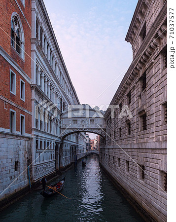 View to the Bridge of Sighs in Venice, Italy View to the Bridge of Sighs in Venice, Italy 71037577