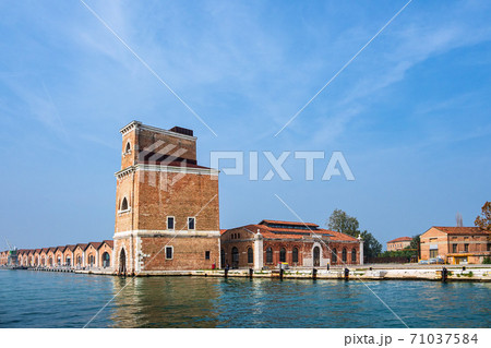 Historical buildings in the city Venice, Italy 71037584