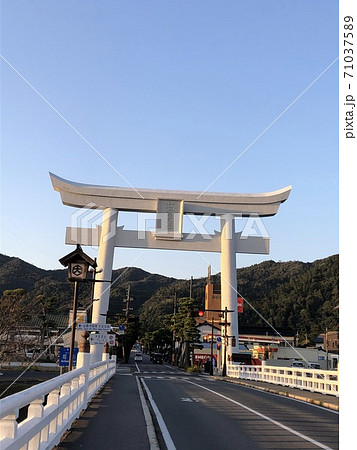 《出雲大社 石製の一の鳥居(宇迦橋の大鳥居)》(島根県 出雲市) 《出雲大社 石製の一の鳥居(宇迦橋の大鳥居)》(島根県 出雲市) 71037589