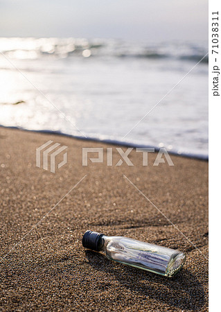 砂浜と空き瓶 砂浜と空き瓶 71038311