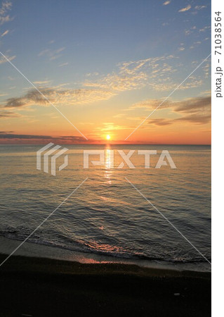 日本海に沈む夕日（北海道小平町） 71038564