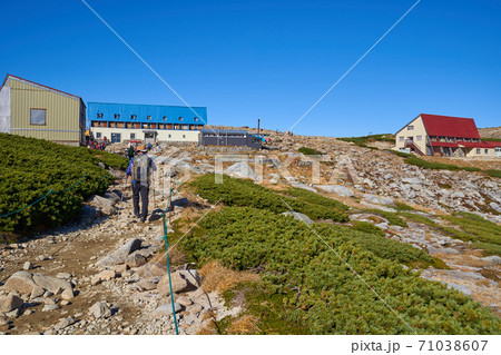 長野県の秋の駒ヶ岳の乗越浄土から中岳、山小屋方面を眺める 長野県の秋の駒ヶ岳の乗越浄土から中岳、山小屋方面を眺める 71038607