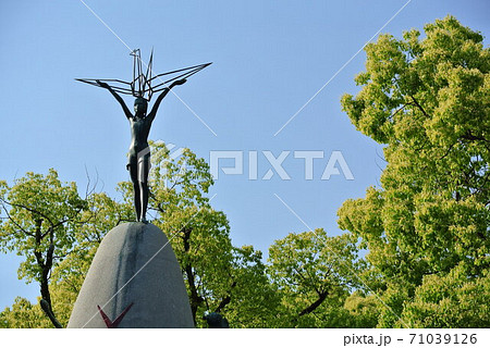 Figure of Sadako Sasaki at the Hiroshima Peace Park. 71039126