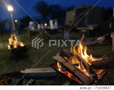 BBQの焚き火 71039837