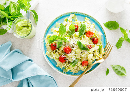 Pasta fettuccine with chicken breast, baked tomatoes, parmesan cheese and avocado guacamole sauce 71040007