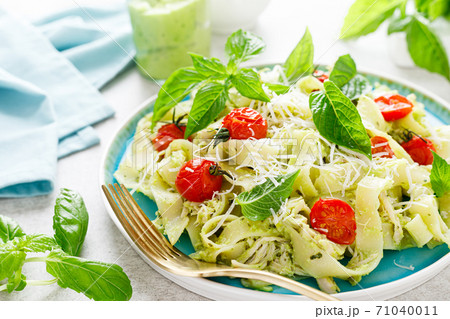 Pasta fettuccine with chicken breast, baked tomatoes, parmesan cheese and avocado guacamole sauce 71040011