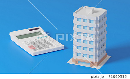 平面上に置かれたおもちゃのマンションと電卓 71040556