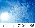 太陽のまわりを囲む泡のように広がる雲 71041196