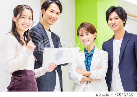 オフィスでスタンディングミーティング オフィスでスタンディングミーティング 71041410