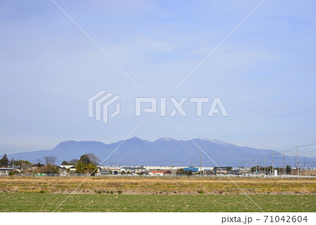 【群馬県】伊勢崎市から見た赤城山 【群馬県】伊勢崎市から見た赤城山 71042604