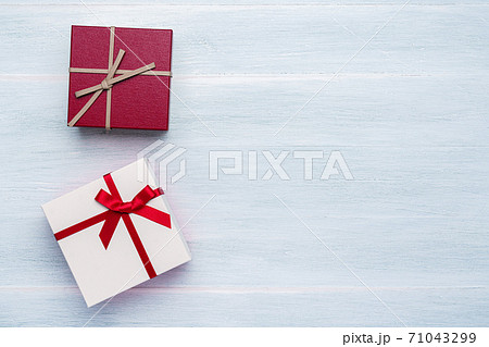 木製ボードの上に置かれたギフトボックス 71043299