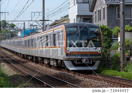 東京メトロ10000系 東急東横線 東白楽駅 東京メトロ10000系 東急東横線 東白楽駅 71043457