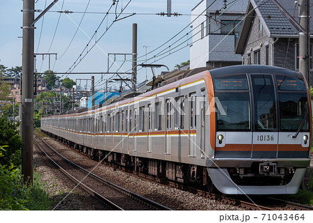 東京メトロ10000系 東急東横線 東白楽駅 東京メトロ10000系 東急東横線 東白楽駅 71043464