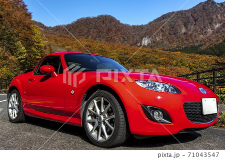 紅葉の中の赤い自動車 秋の大山にての写真素材