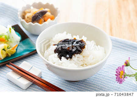 海苔の佃煮をのせたご飯 71043847