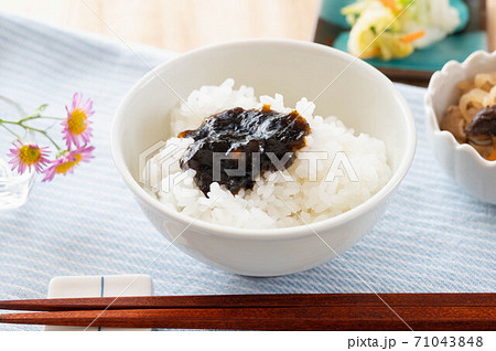 海苔の佃煮をのせたご飯 71043848