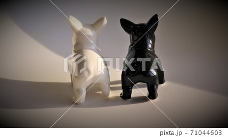 白黒つけたい白と黒の犬の置物(後ろ姿) 白黒つけたい白と黒の犬の置物(後ろ姿) 71044603