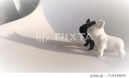 白黒つけたい白と黒の犬の置物(横向き) 白黒つけたい白と黒の犬の置物(横向き) 71044604