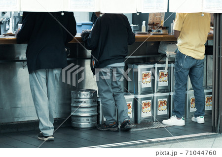 大阪駅地下街の立ち飲み屋の写真素材