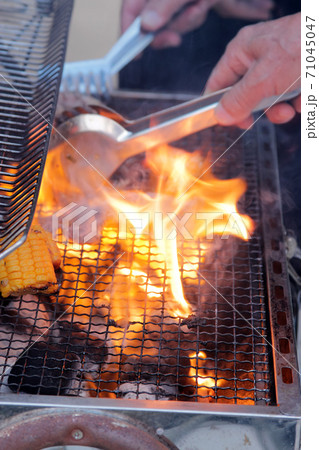 バーベキューの火起こしでキャンプやアウトドア Start barbecue fire outdoor 71045047