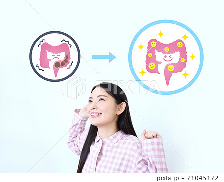 便秘が解消したパジャマ姿の女性イメージ 便秘が解消したパジャマ姿の女性イメージ 71045172