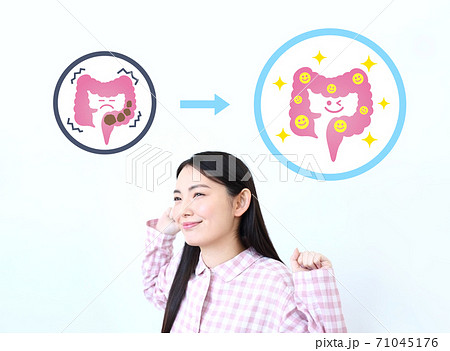 便秘が解消したパジャマ姿の女性イメージ 便秘が解消したパジャマ姿の女性イメージ 71045176