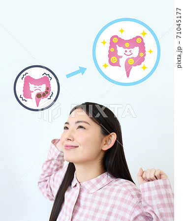 便秘が解消したパジャマ姿の女性イメージ 便秘が解消したパジャマ姿の女性イメージ 71045177