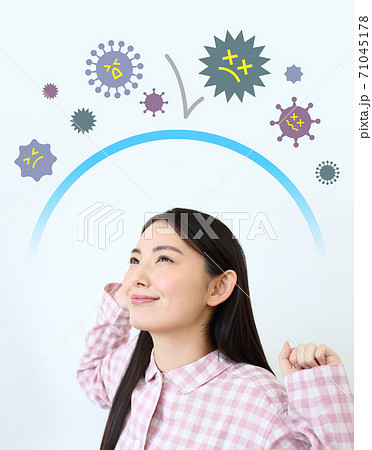ウィルスに強いパジャマ姿の女性イメージ 71045178