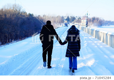 ハルビンの凍った雪道を手を繋いで歩く夫婦 ハルビンの凍った雪道を手を繋いで歩く夫婦 71045284