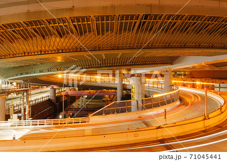 らせん状にループする黒川インターチェンジの長秒露光写真 71045441