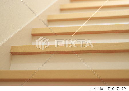 家の階段 71047199