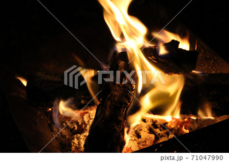 燃え上がる炎のイメージ 71047990