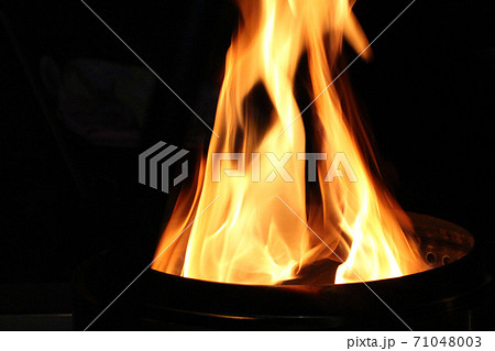 燃え上がる炎のイメージ 71048003