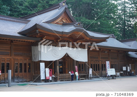凛とした静寂の信州あずみ野穂高神社 71048369