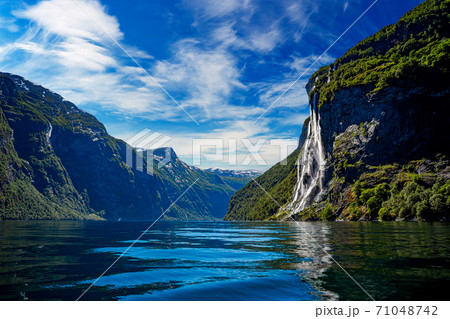 Geiranger fjord, waterfall Seven Sisters. Beautifu Geiranger fjord, waterfall Seven Sisters. Beautifu 71048742